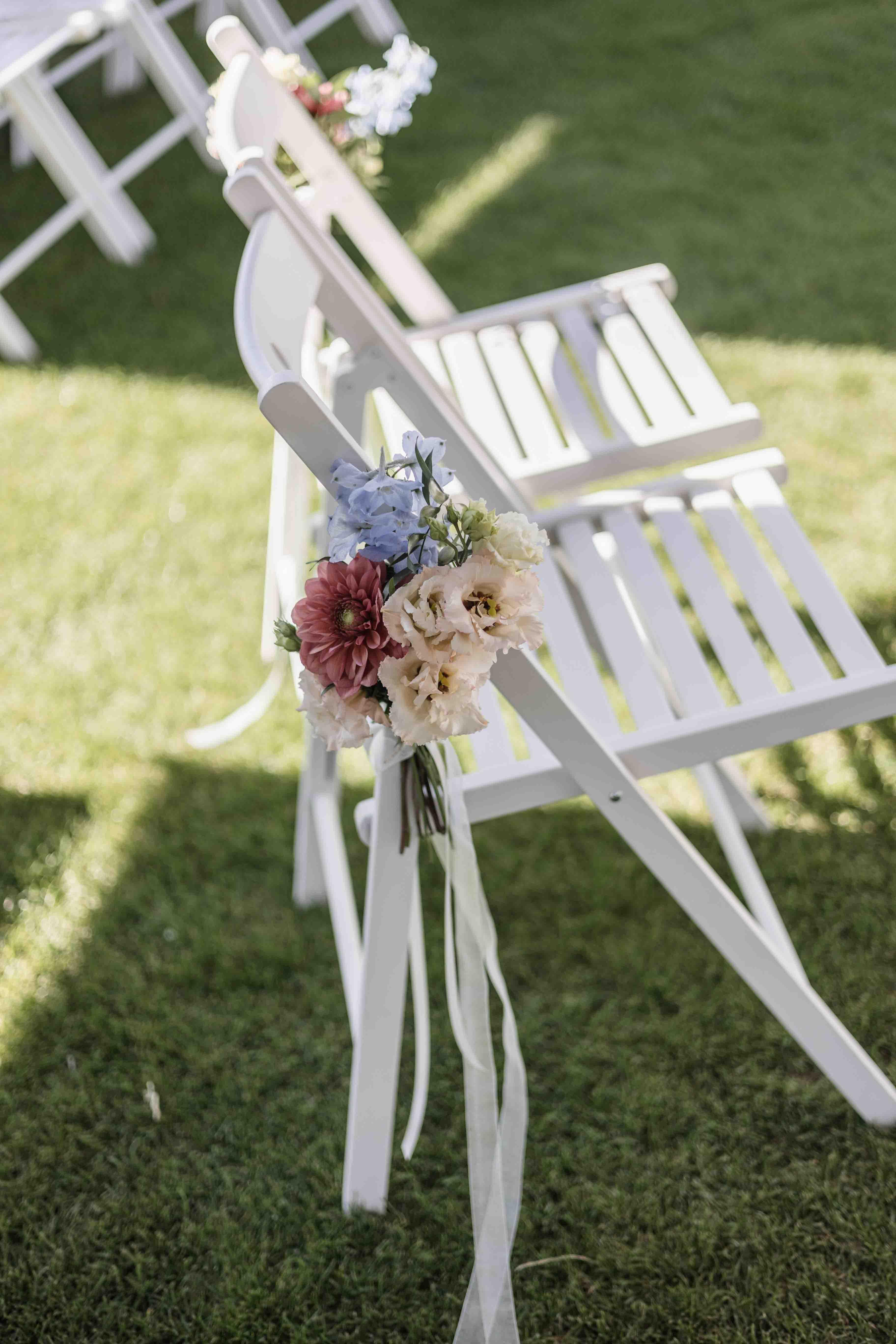 Fotografie der Dekoration - Stühle mit Blumen geschmückt