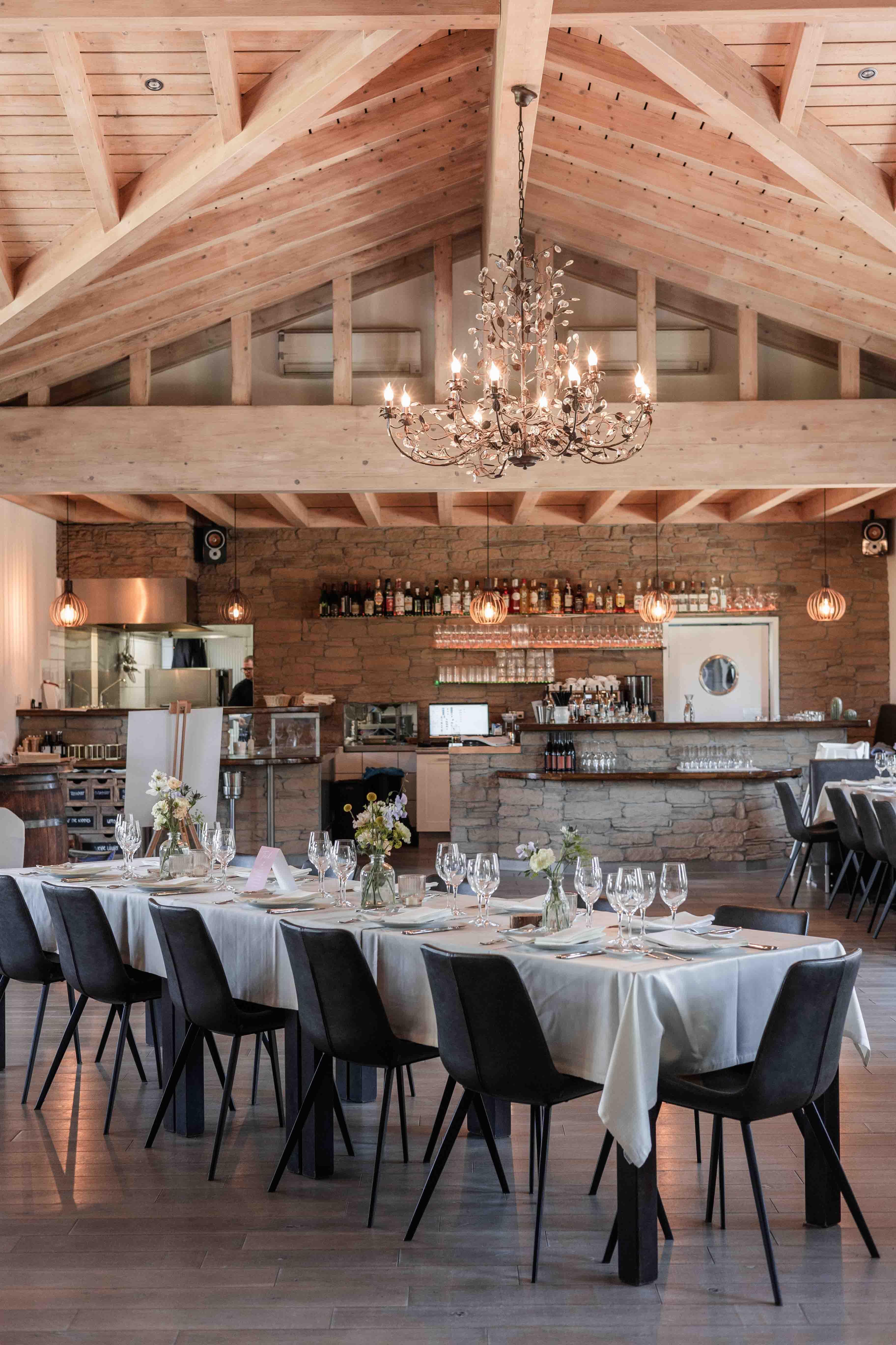 Fotografie der Lokation - Lokation von innen mit Tischdekoration