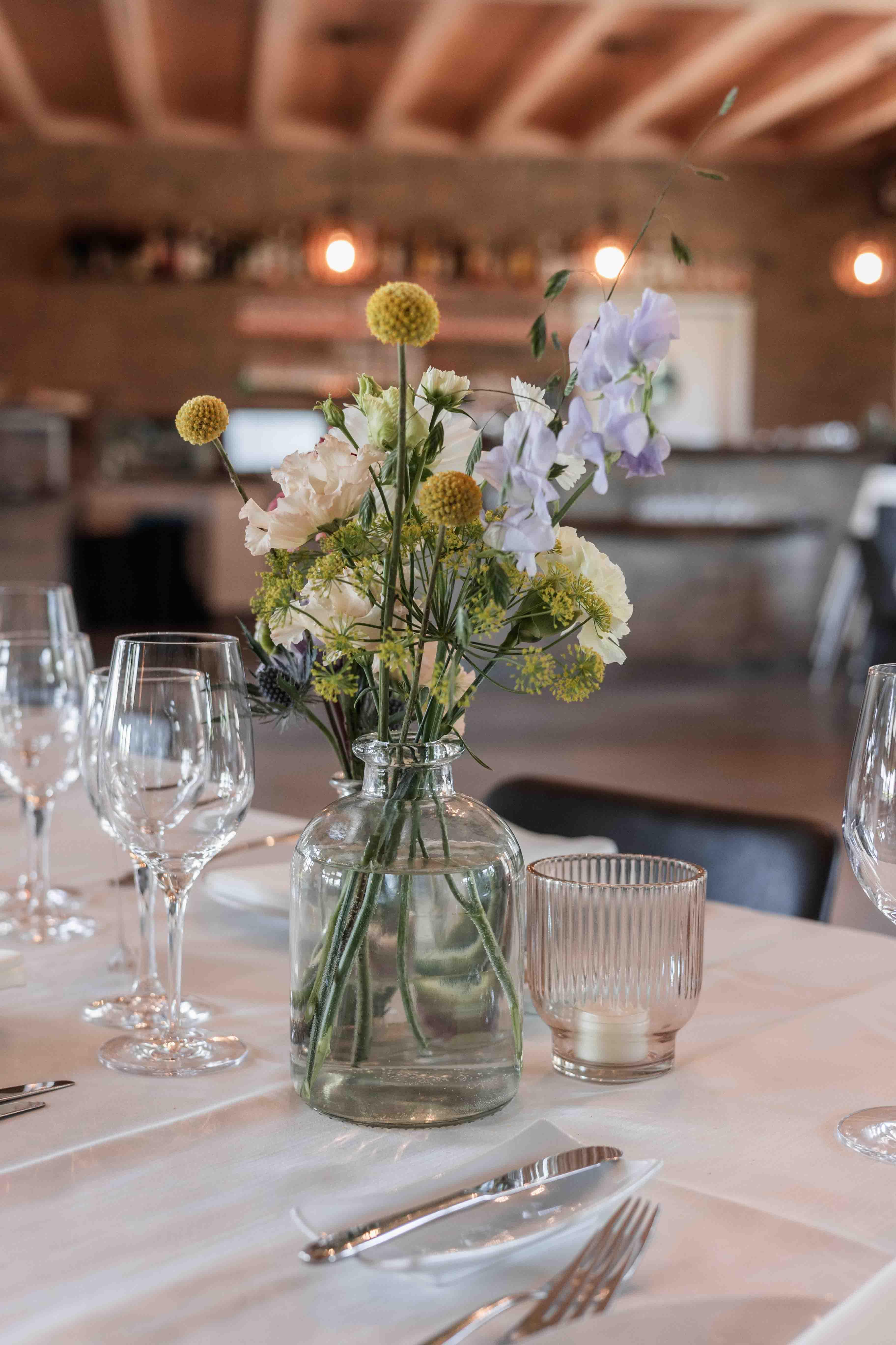 Fotografie der Dekoration - Tischdekoration mit Blumen