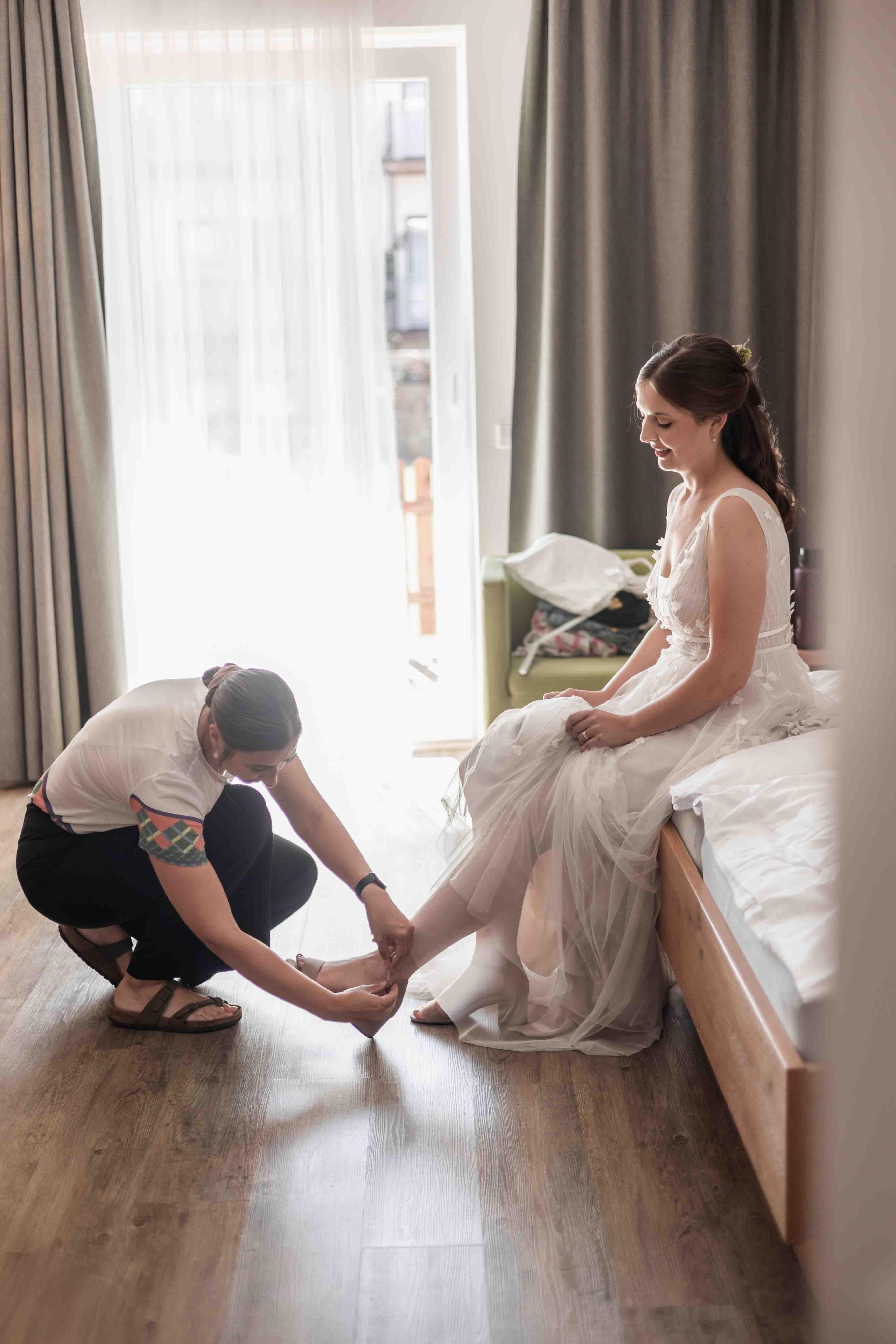 Hochzeitsfoto der Braut beim Getting-Ready und Ankleiden der Schuhe