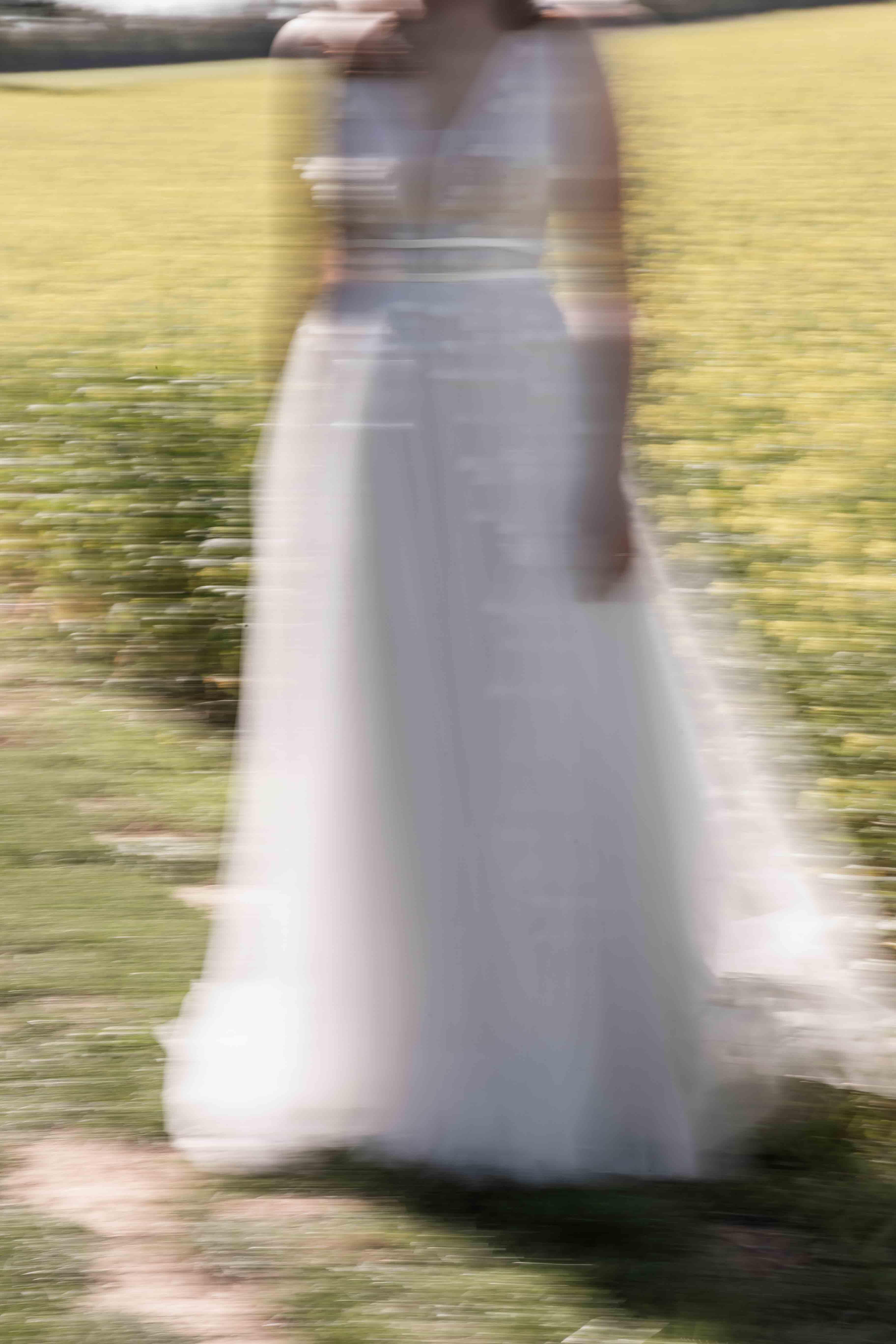 Hochzeitsfoto stilistische Aufnahme des Kleides der Braut auf einem Weg
