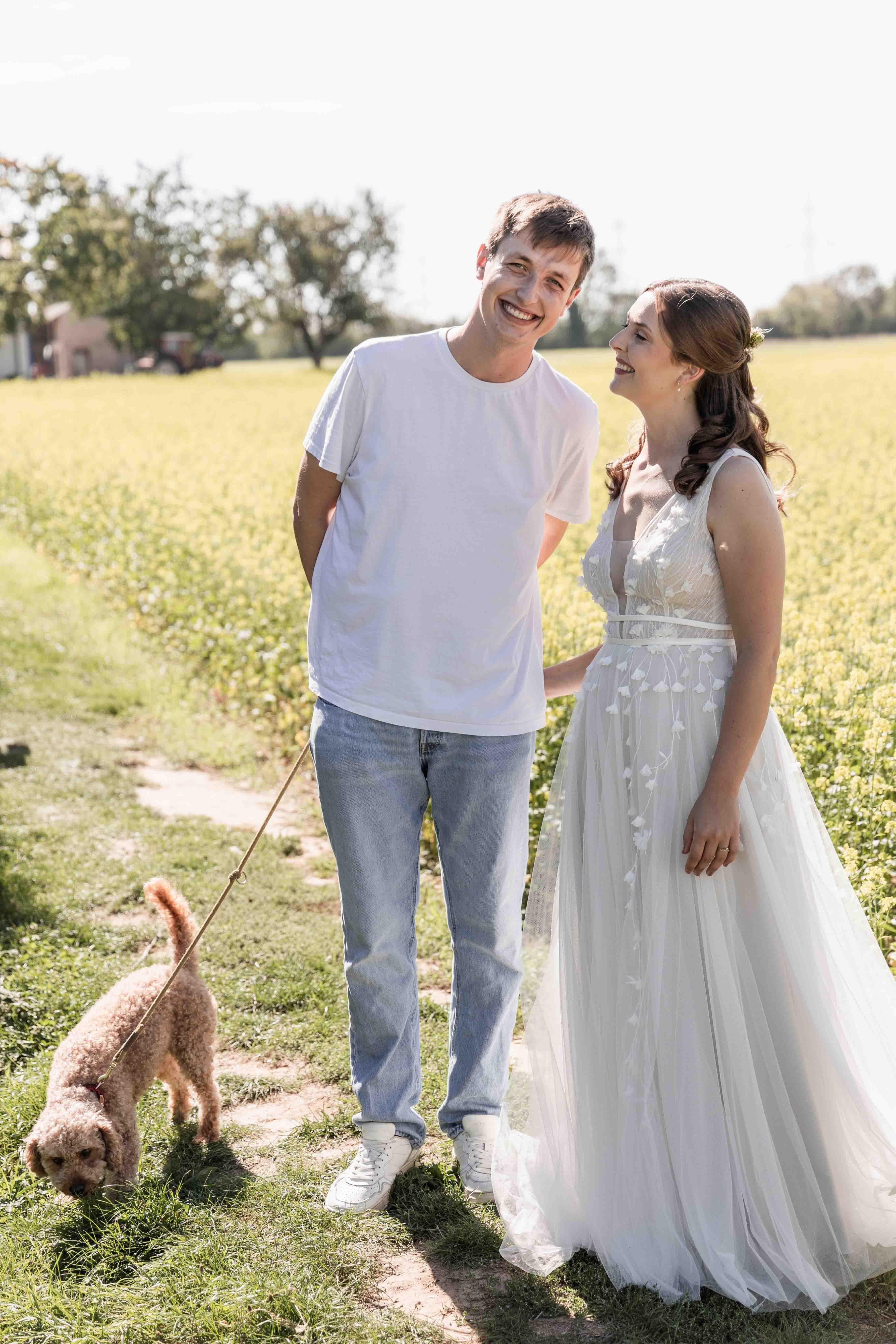 Hochzeitsfoto der Braut mit einem Gast in der Natur