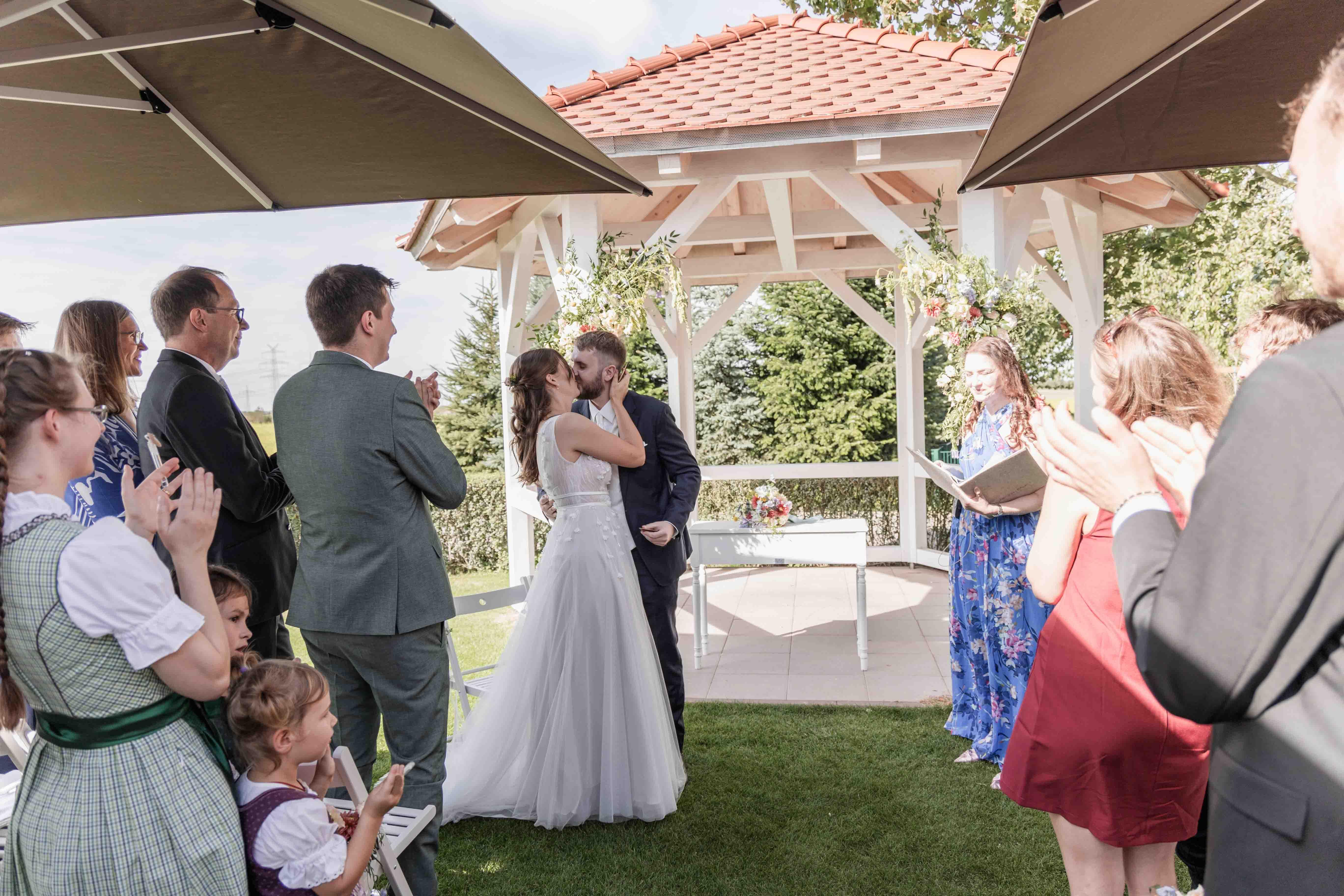 Hochzeitsfoto nach der freien Trauung - das Brautpaar küsst sich