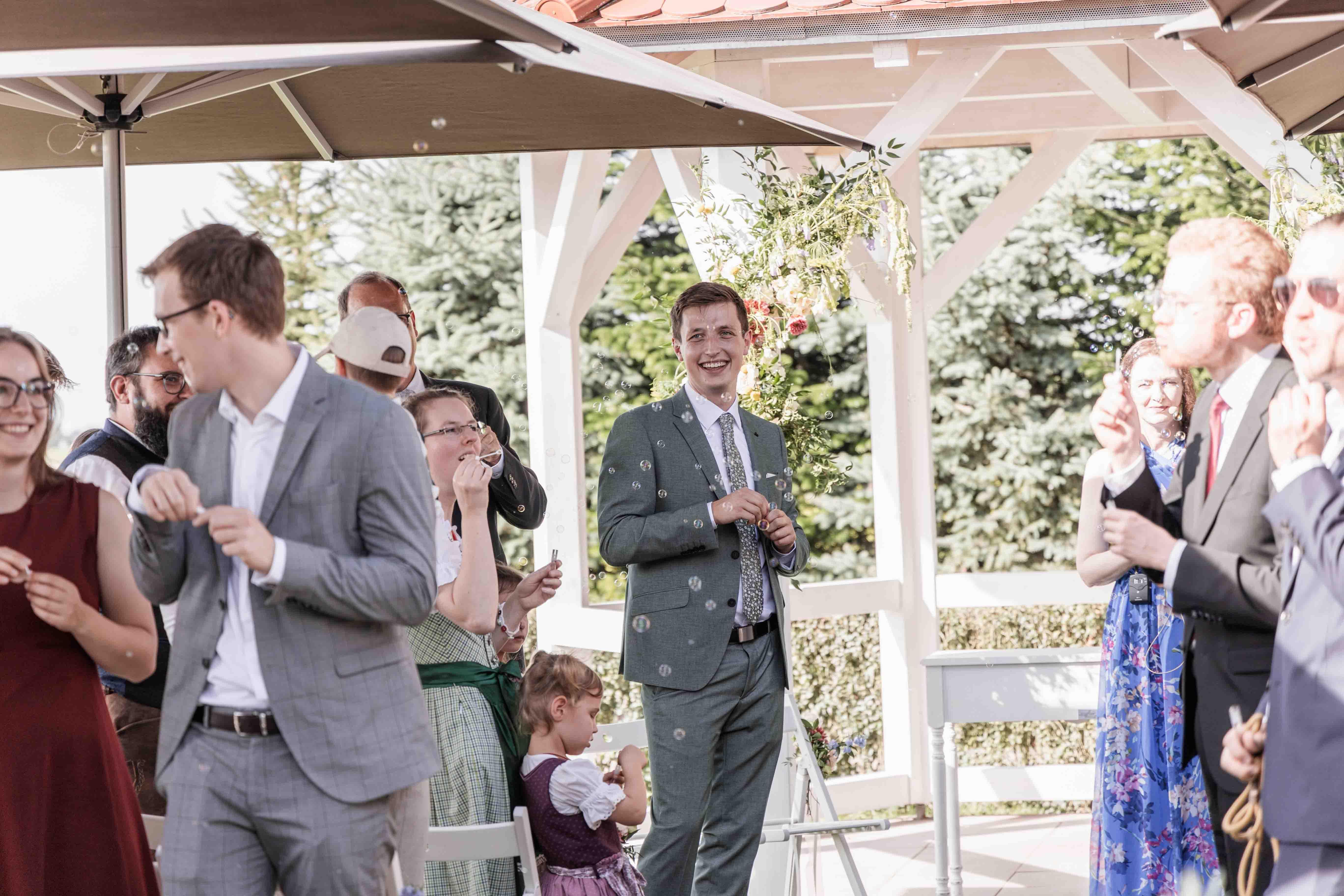 Hochzeitsfoto der Gäste beim Auszug des Brautpaars nach der Trauung