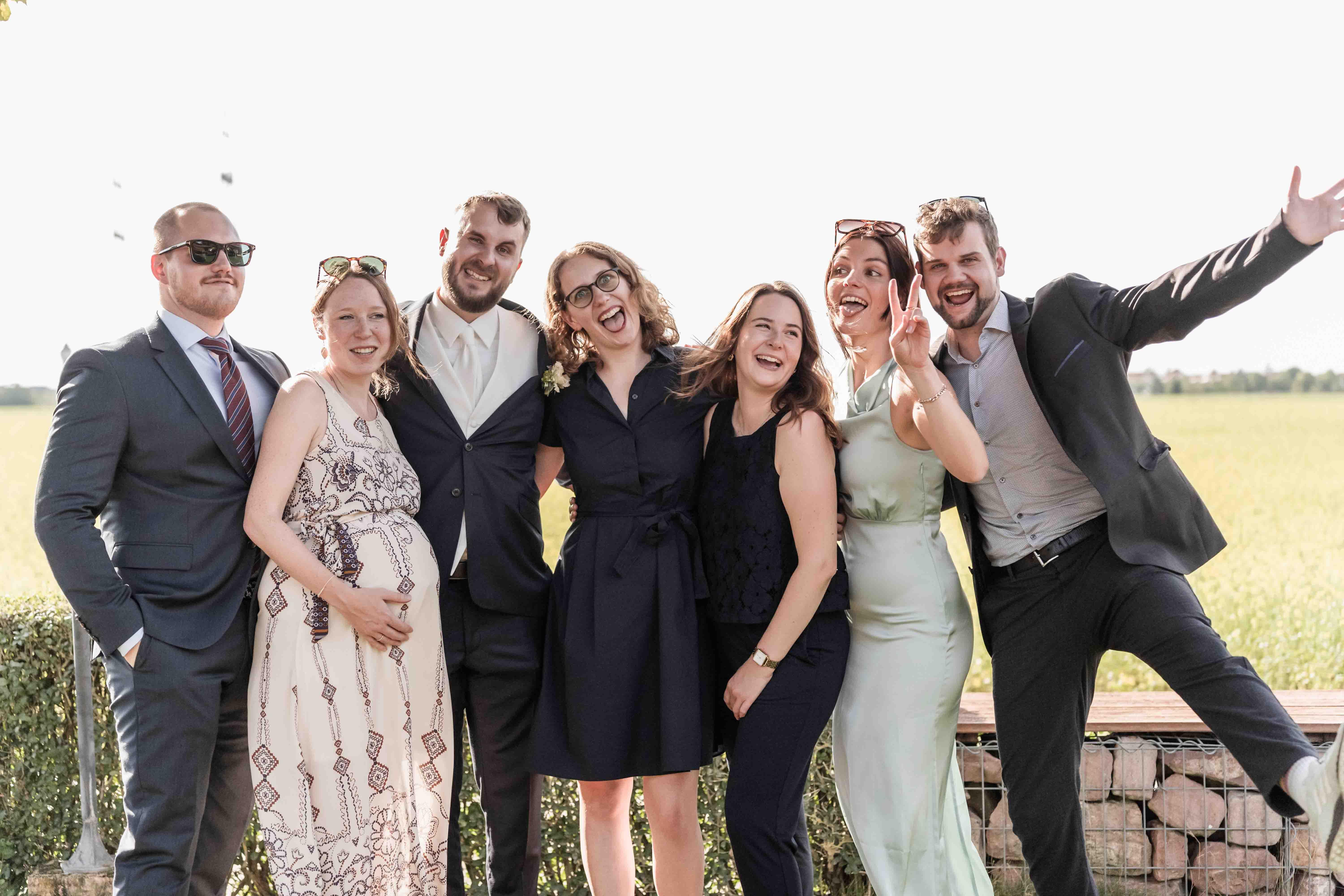 Hochzeitsfoto der Gäste mit dem Brautpaar