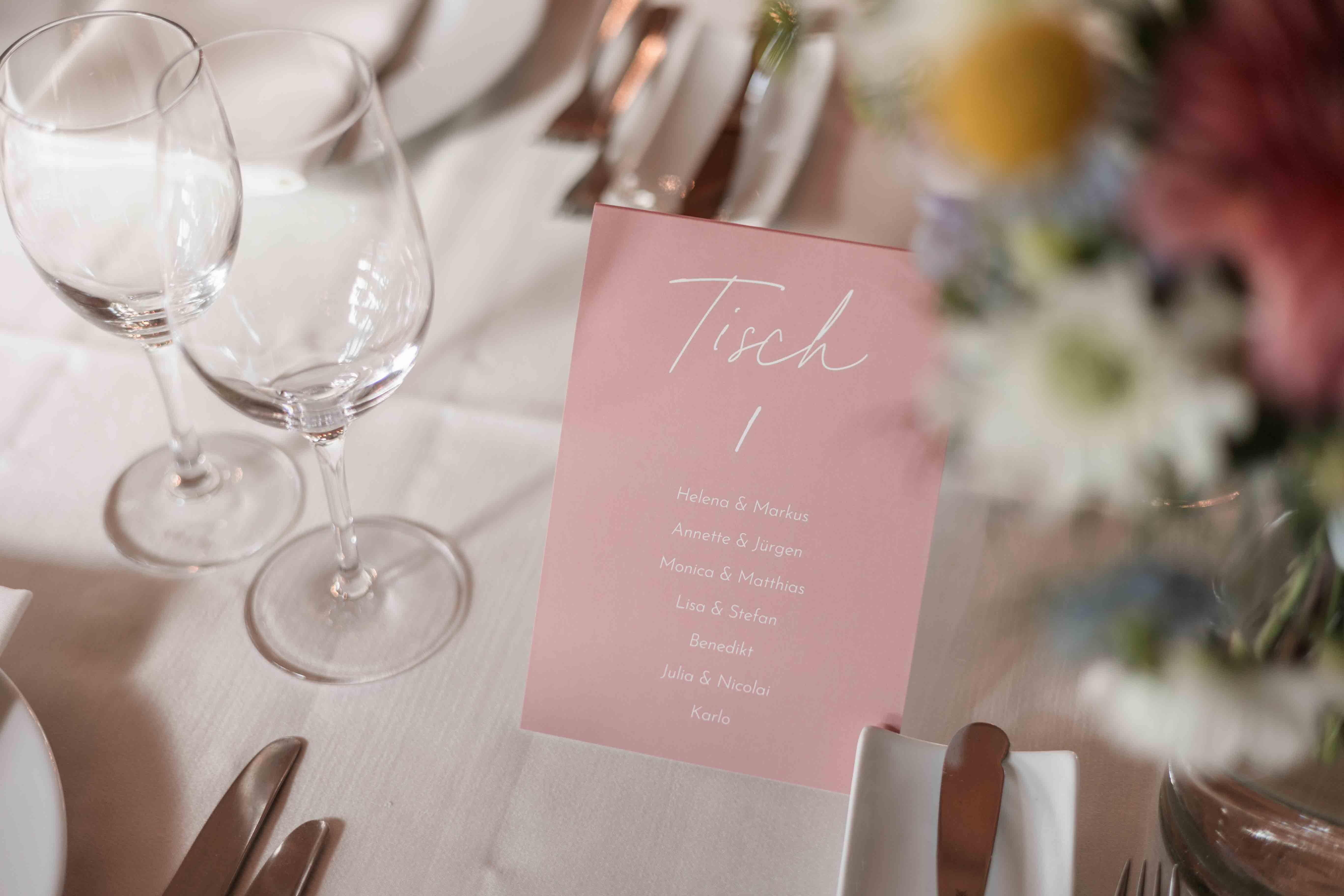 Fotografie der Tischdekoration mit der Tischzuweisung der Gäste