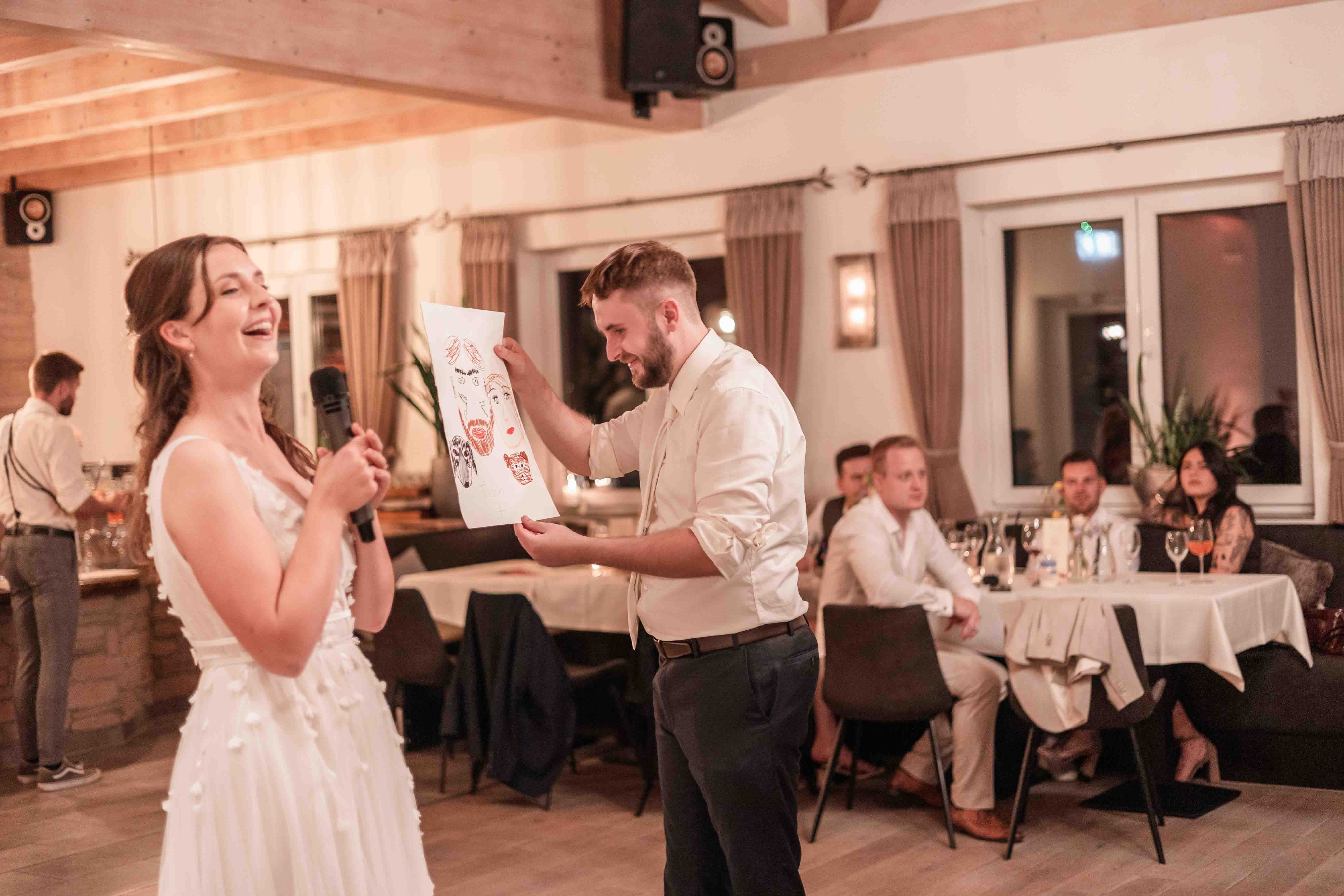 Hochzeitsfoto des Brautpaars beim Abendprogramm