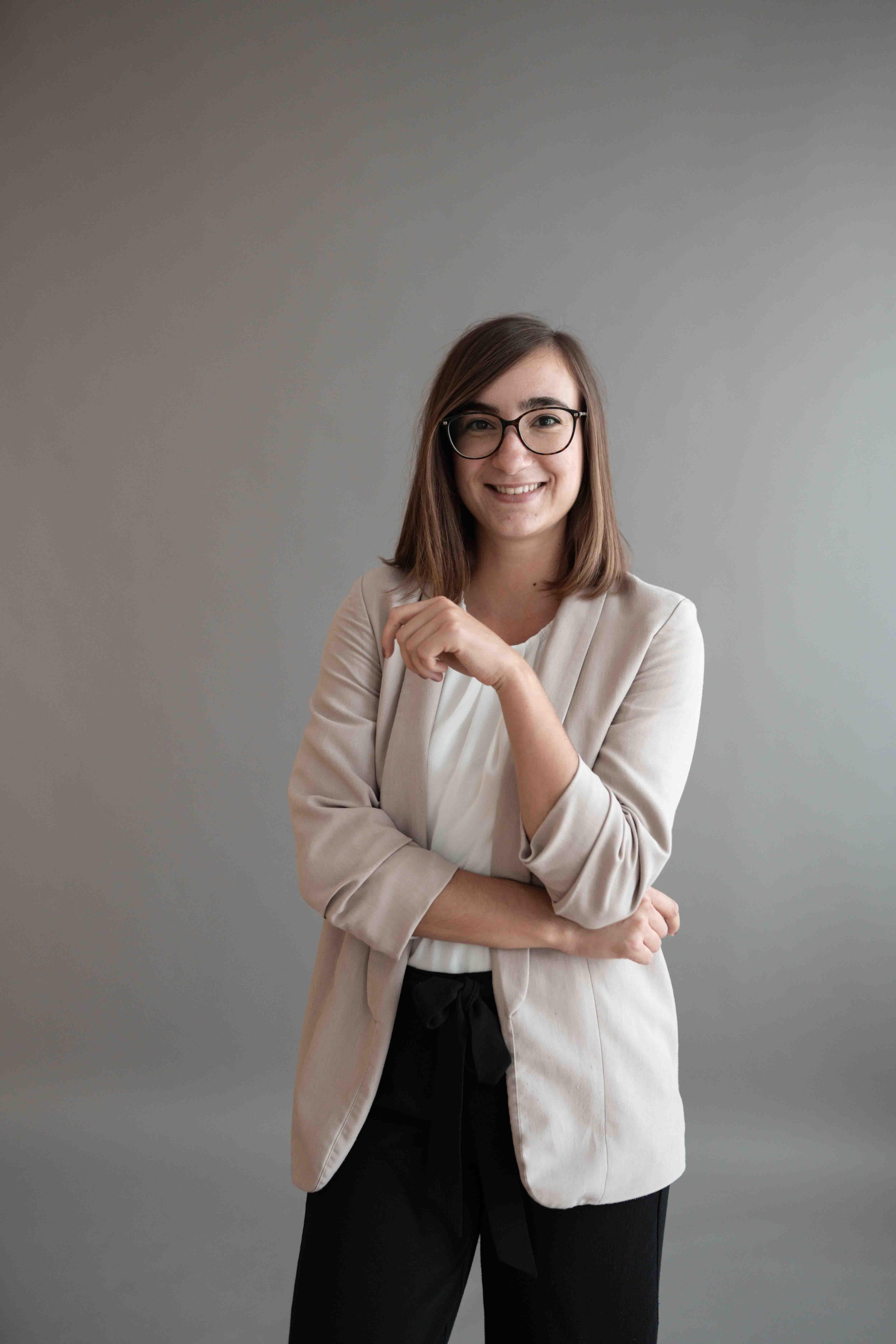 Hochzeitsvideografin schaut lächelnd in die Kamera