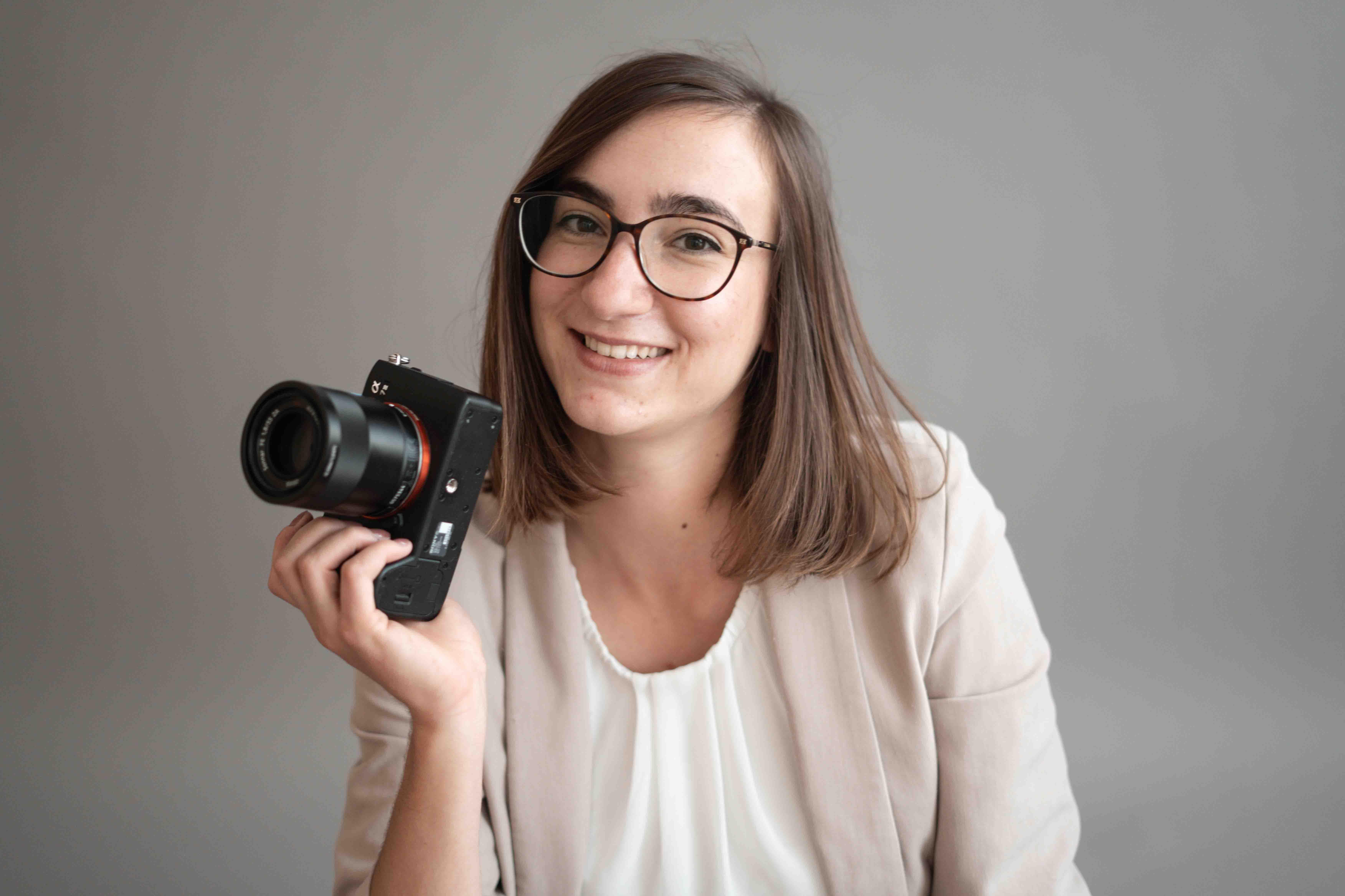 Hochzeitsvideografin mit einer Kamera in der Hand