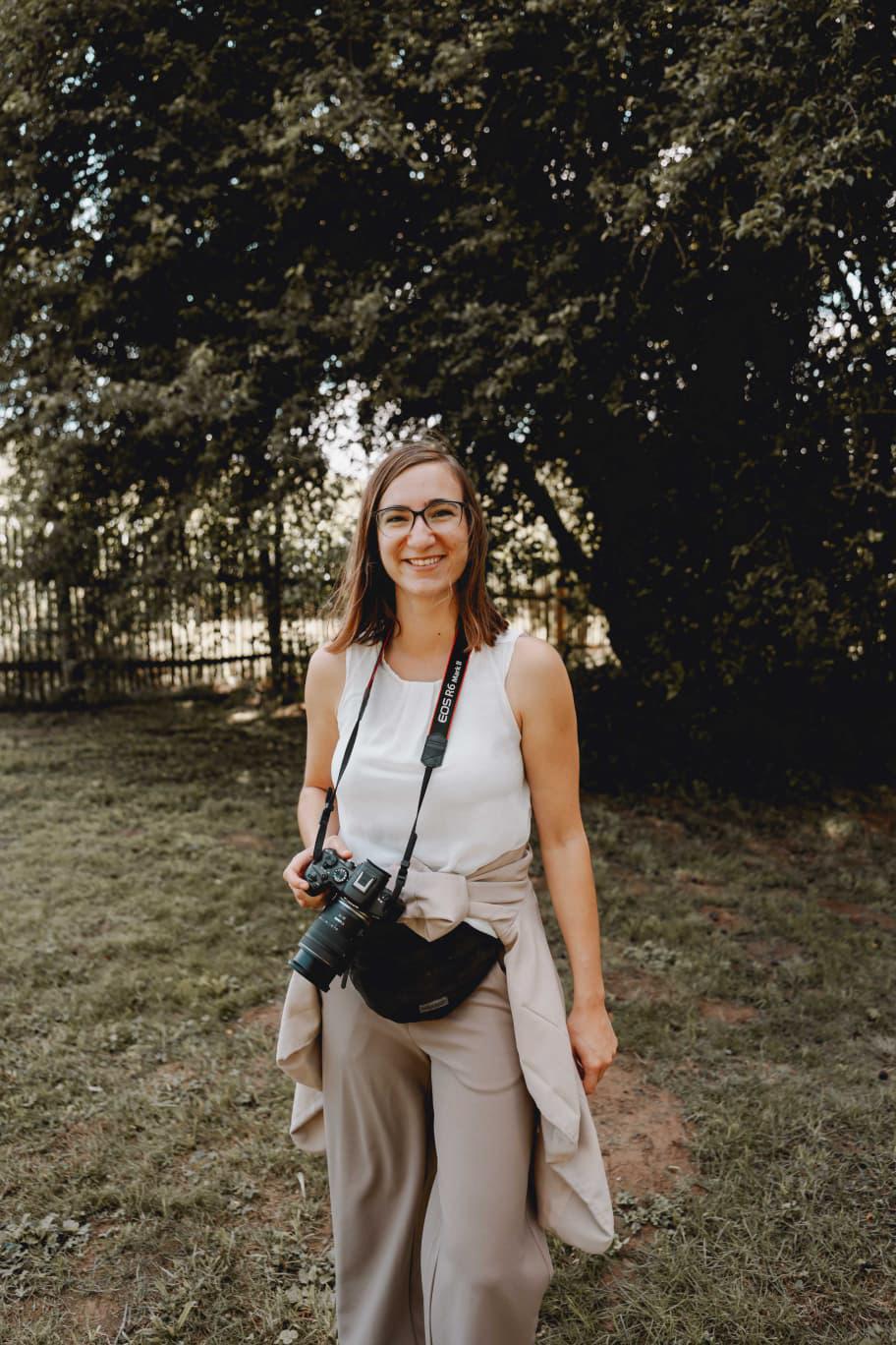 Hochzeitsvideografin beim Shooting mit Kamera in der Hand