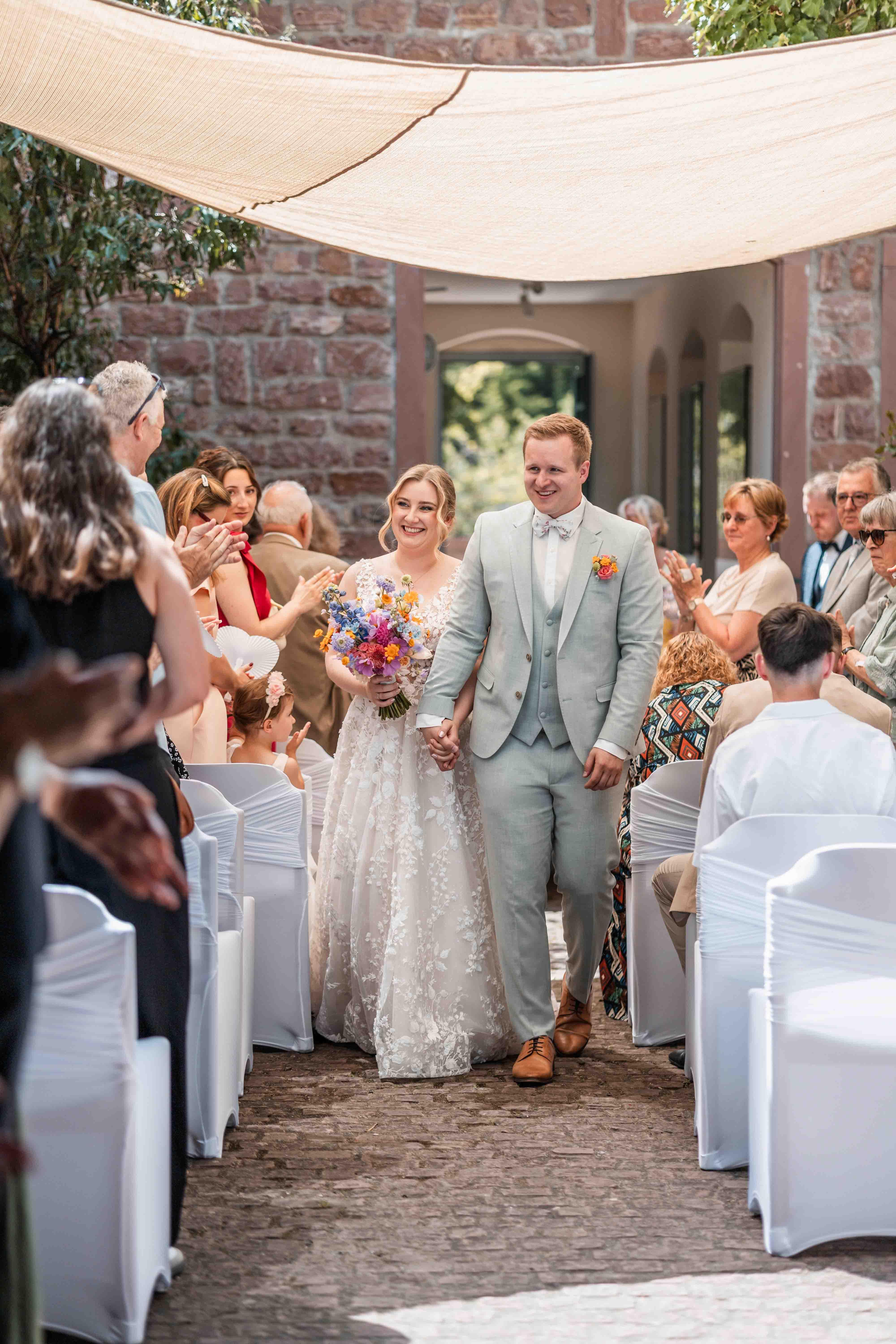Hochzeitsfoto des Brautpaars beim Auszug des Standesamts