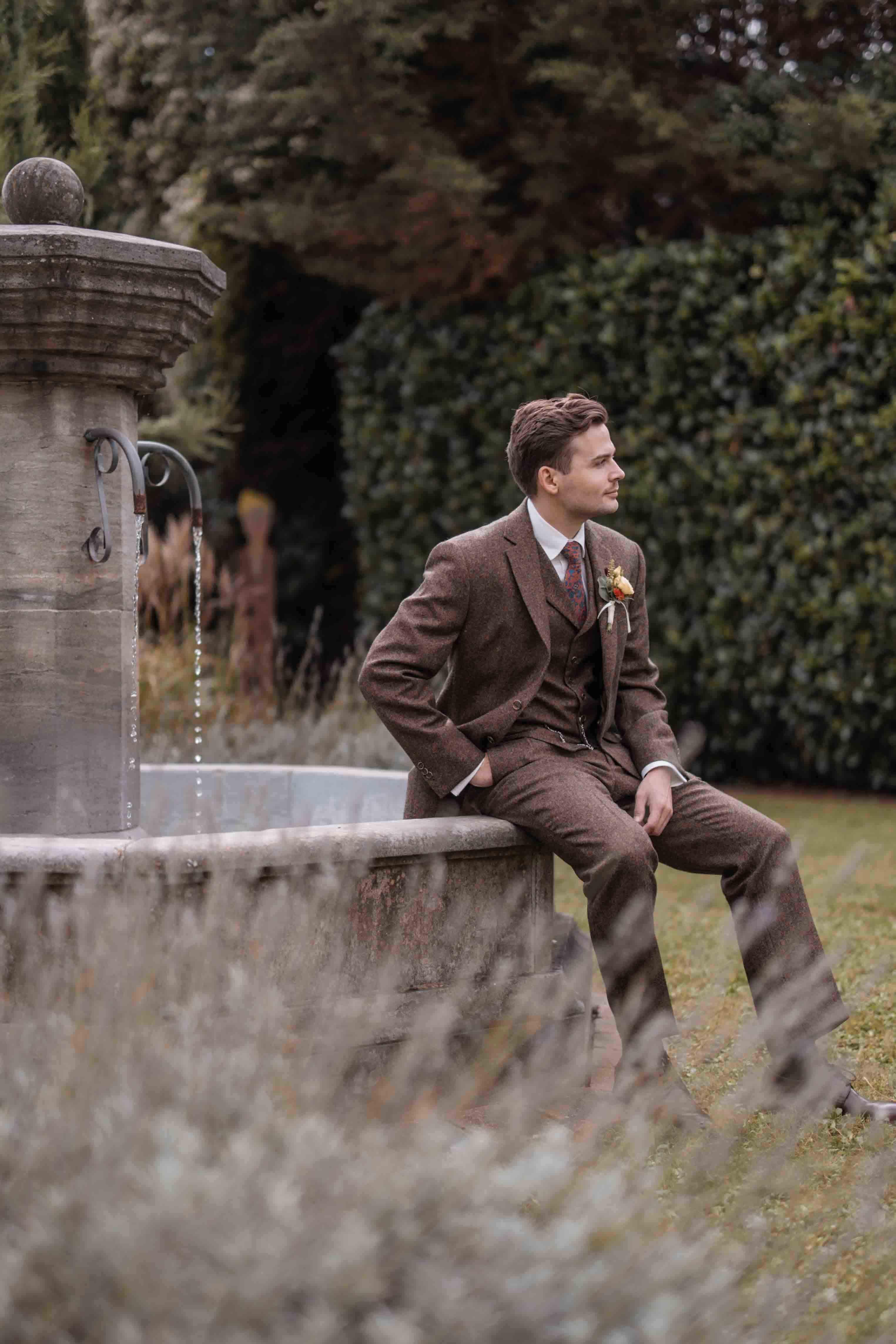 Hochzeitsfoto Bräutigam am Brunnen