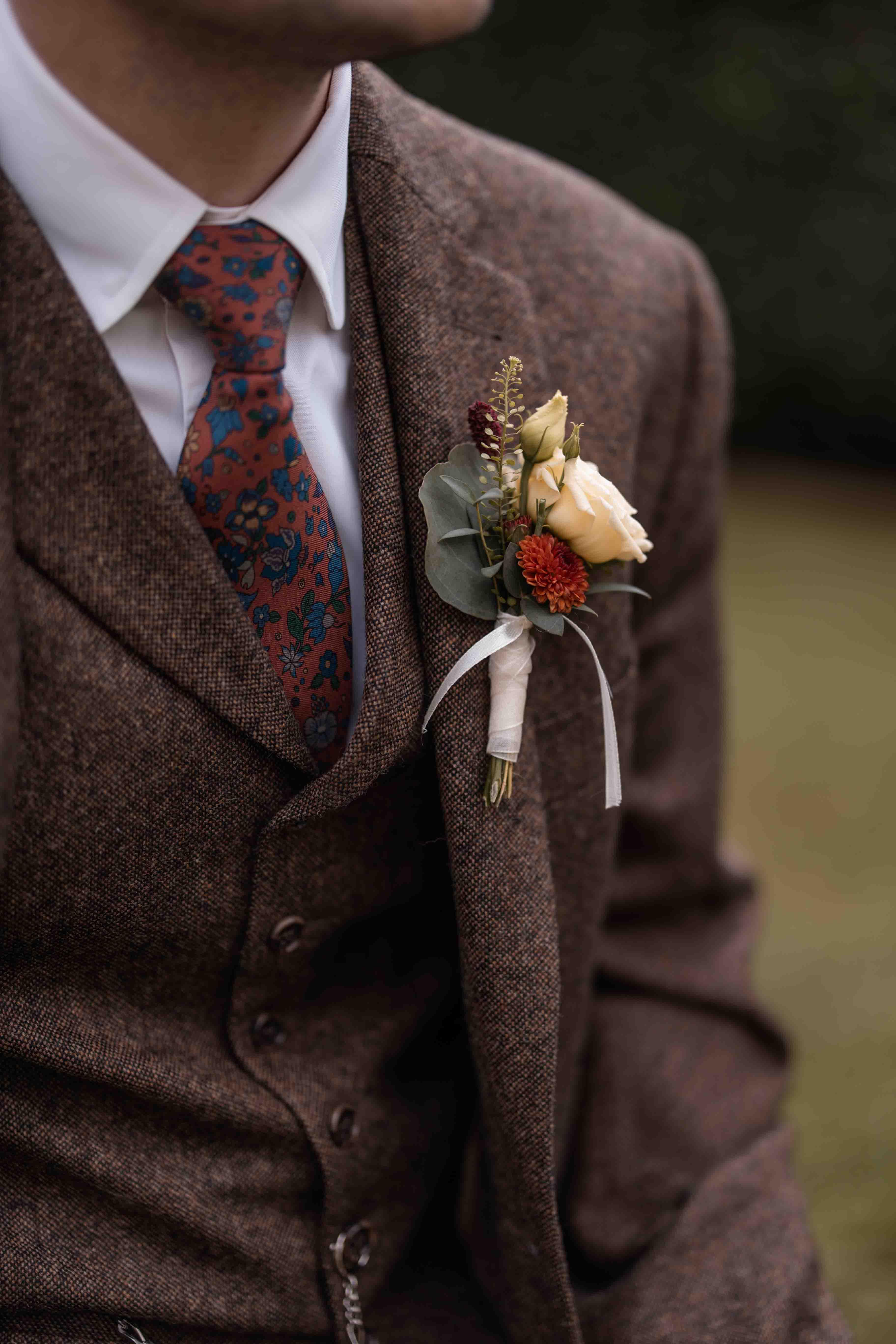 Hochzeitsfoto Nahaufnahme Jaquette mit Blumenanstecker