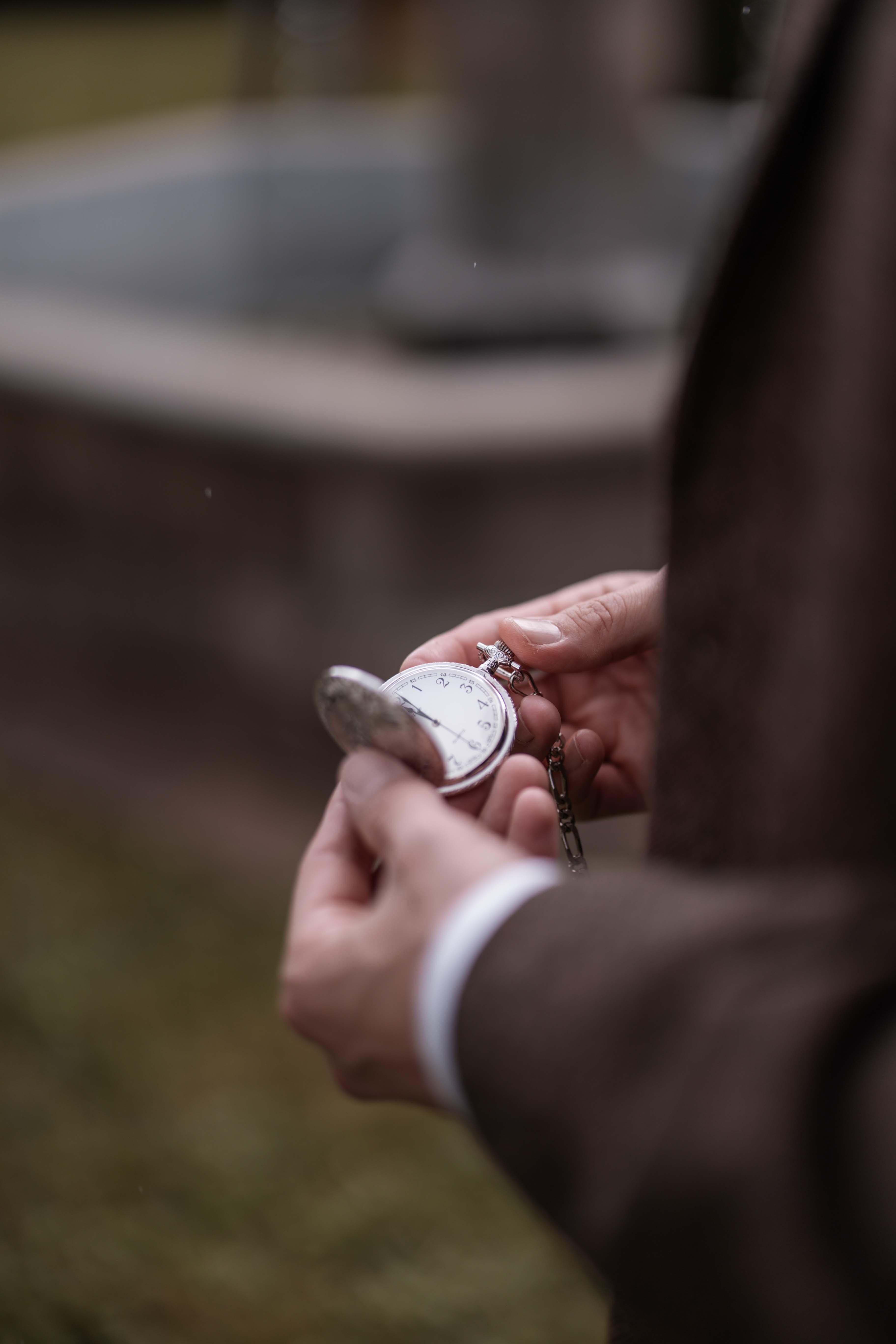Hochzeitsfoto - Nahaufnahme Taschenuhr Bräutigam