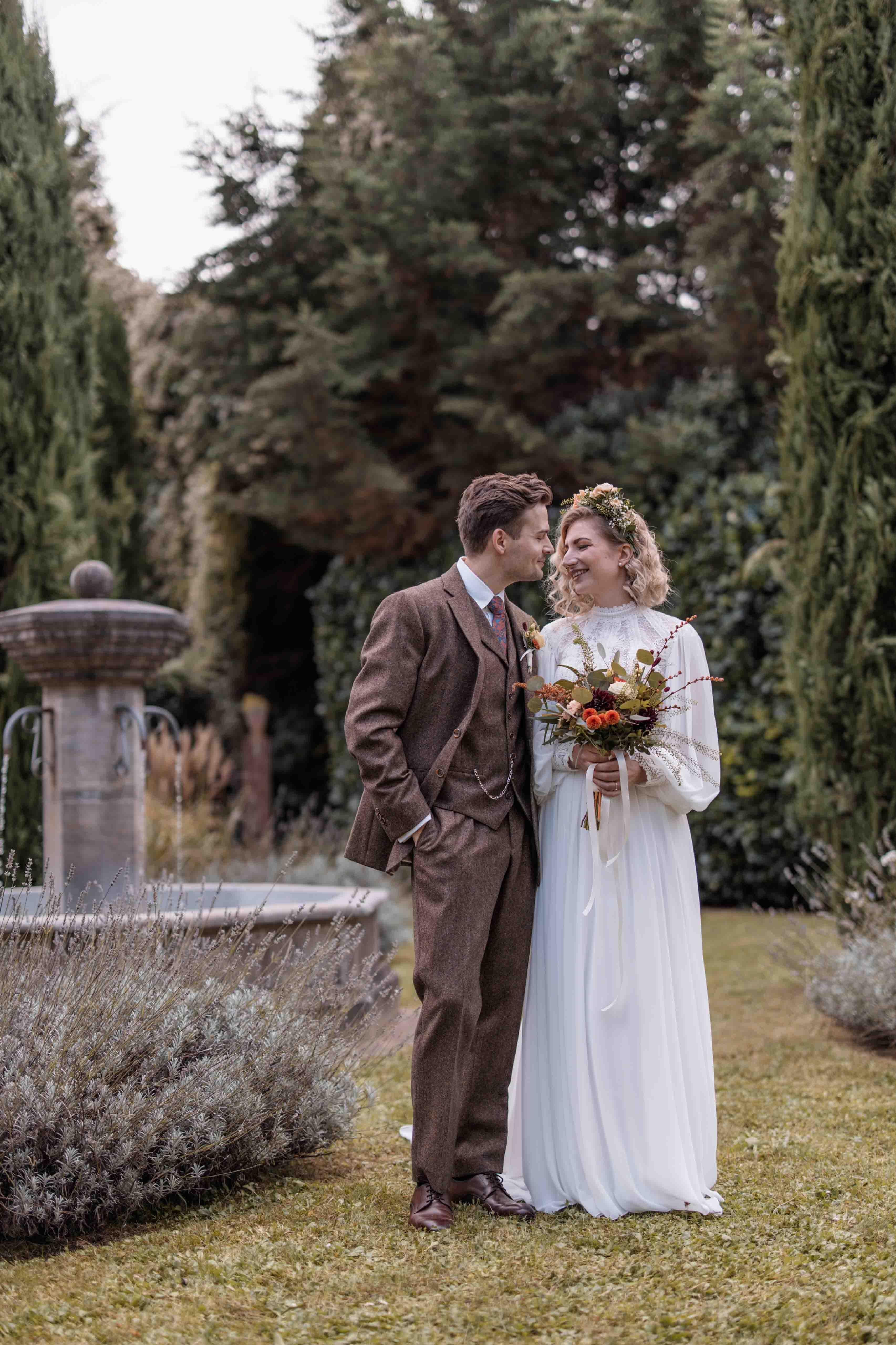 Hochzeitsfoto Braut und Bräutigam am Brunnen stehend