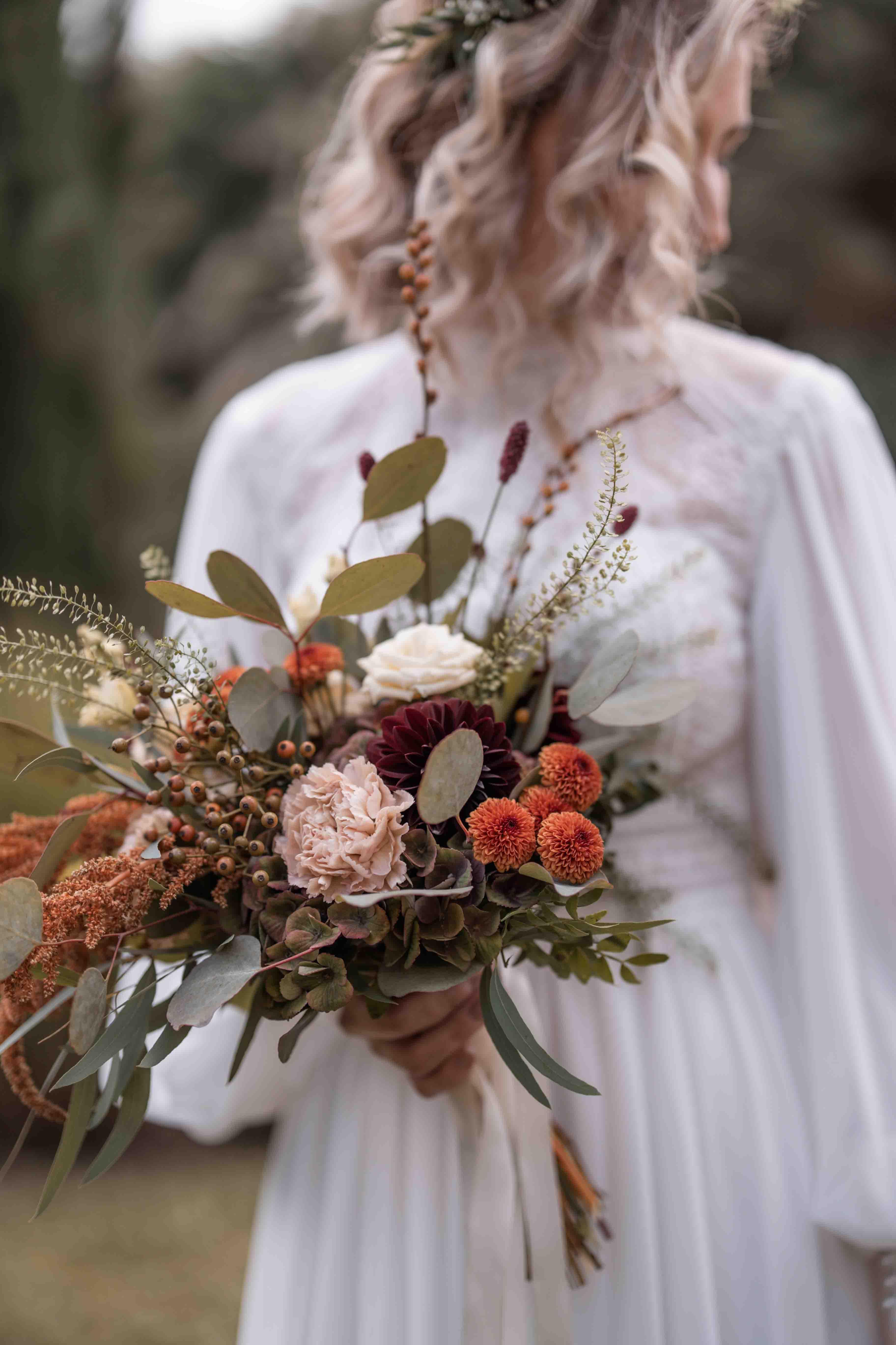 Hochzeitsfoto Brautstrauß im Fokus mit Braut