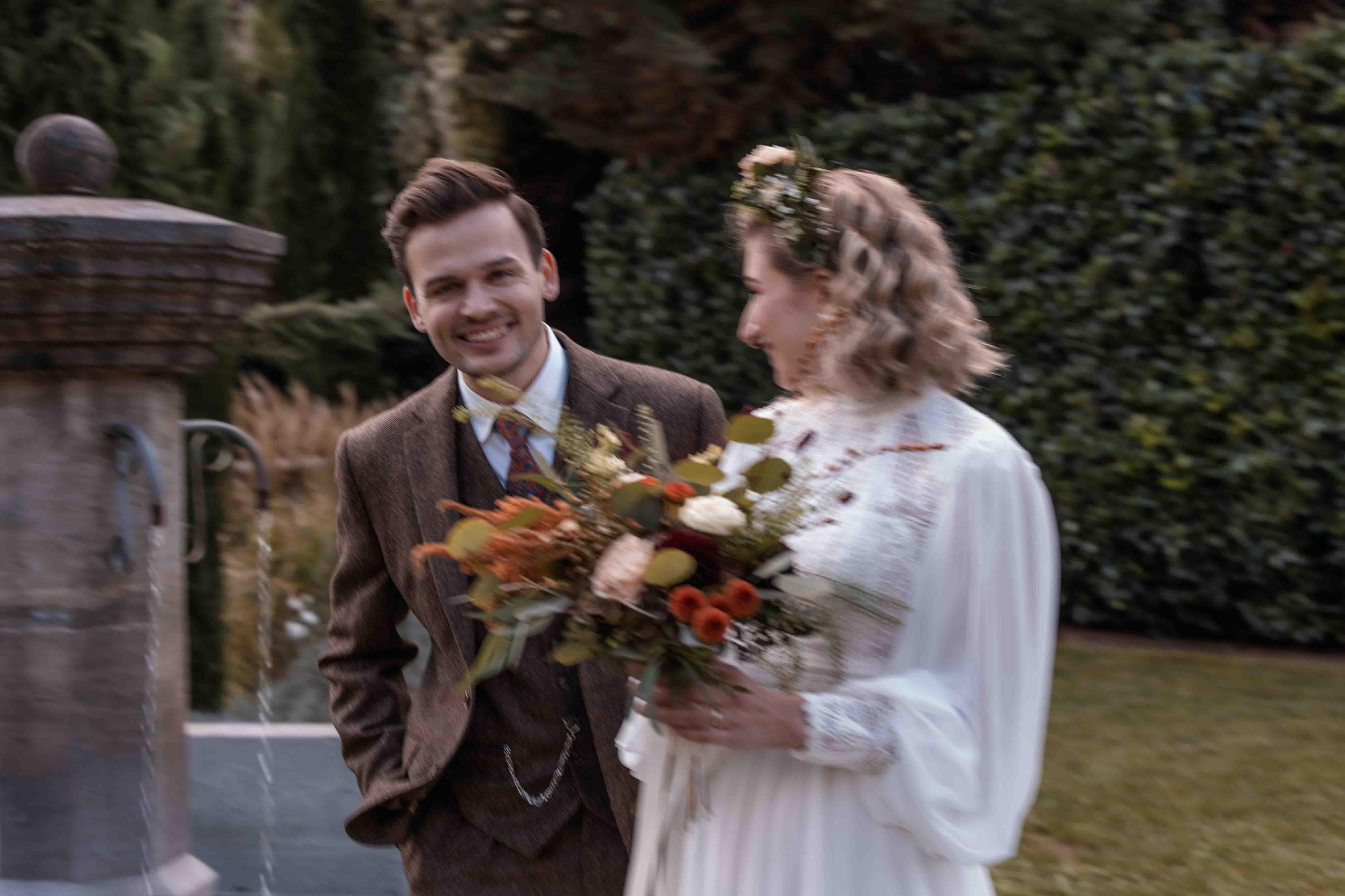 Hochzeitsfoto stilistisch unscharf mit Braut, Bräutigam und Brautstrauß