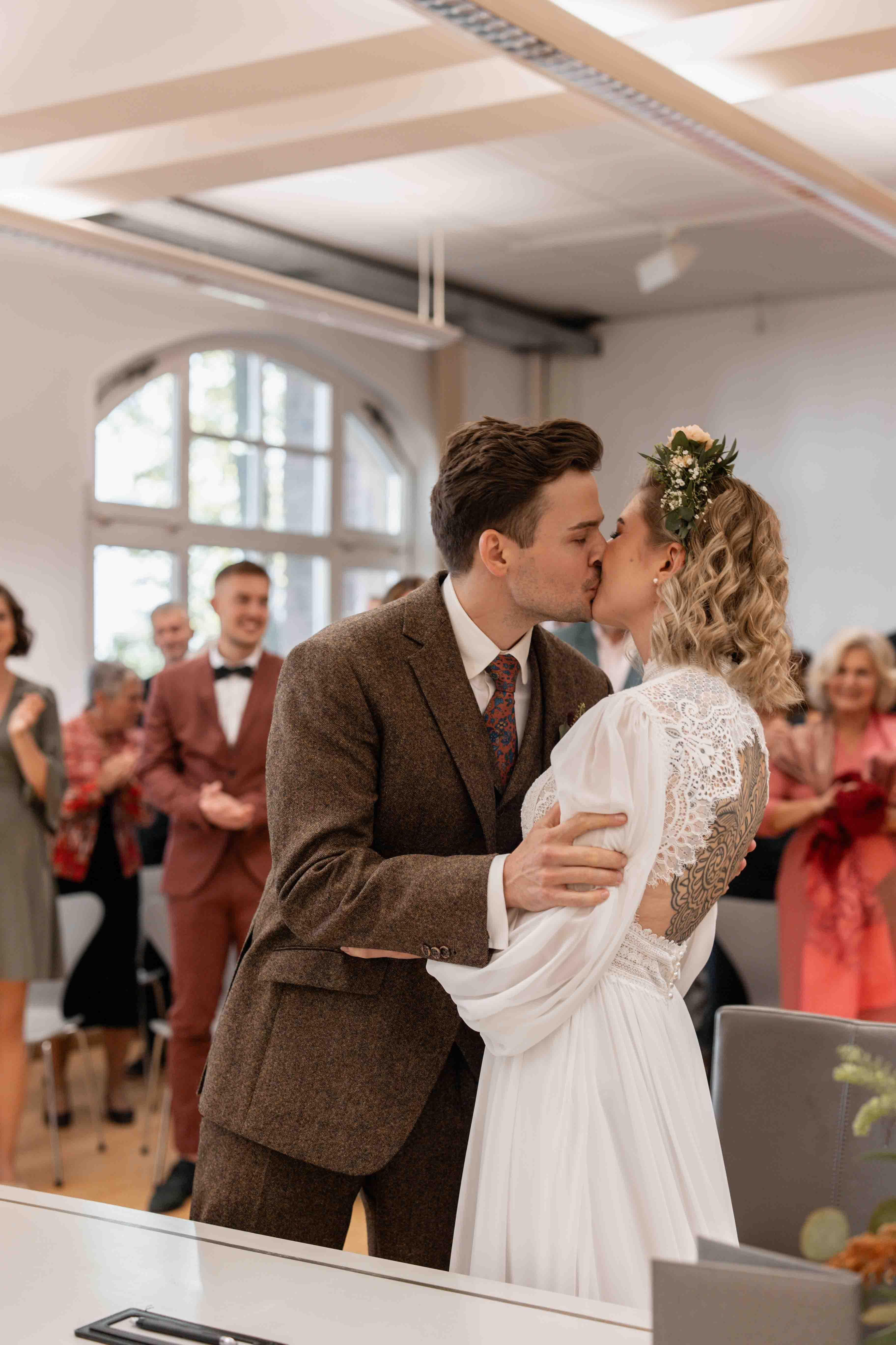 Hochzeitsfoto beim Standesamt - küssendes Brautpaar