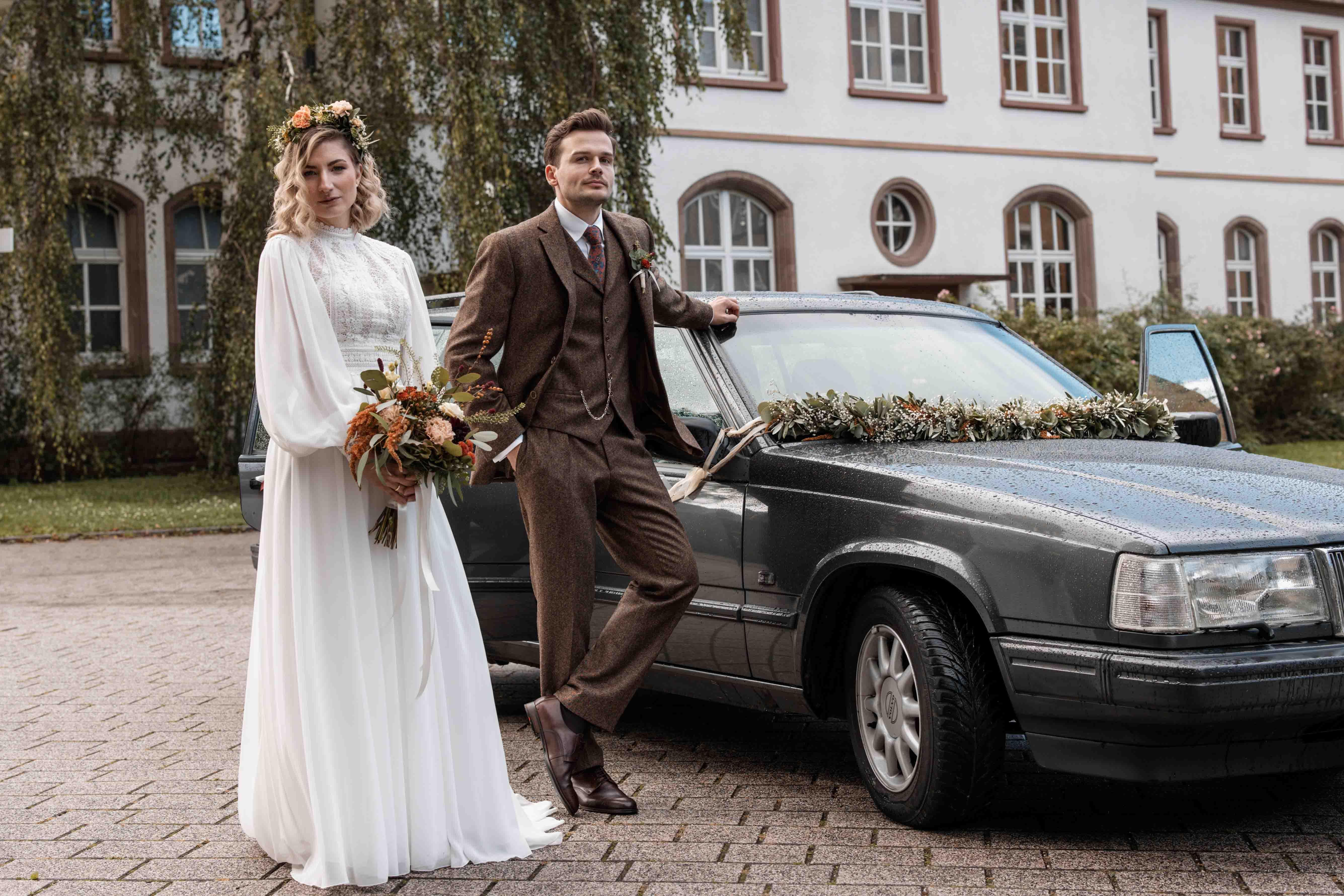 Hochzeitsfoto des Brautpaars mit Brautauto