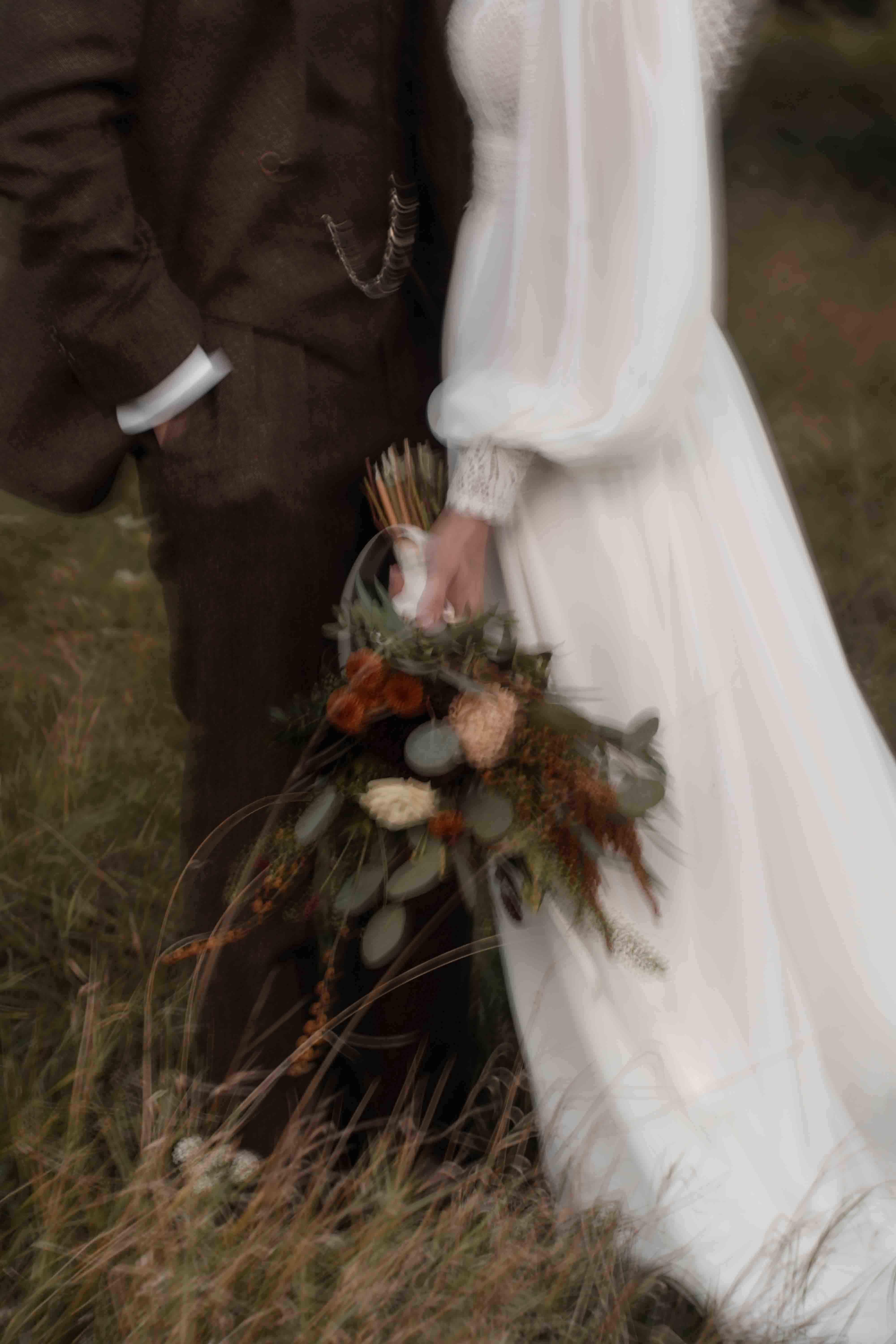 Hochzeitsfoto stilistisch unscharf mit Brautpaar auf einer Wiese