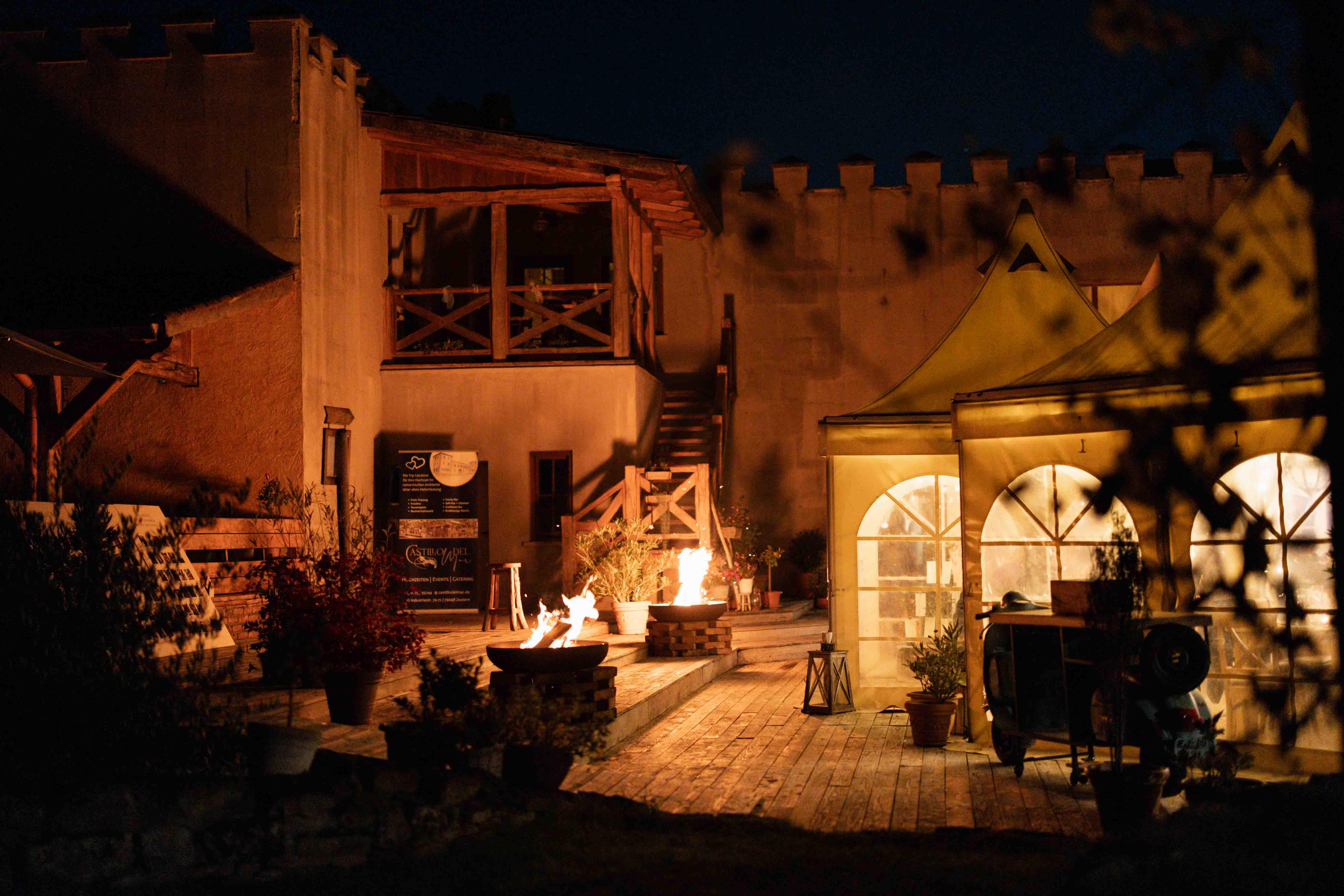 Fotografie von der Lokation Alte Fischerei Zeutern von außen bei Abend mit Lichtern und Feuerschalen