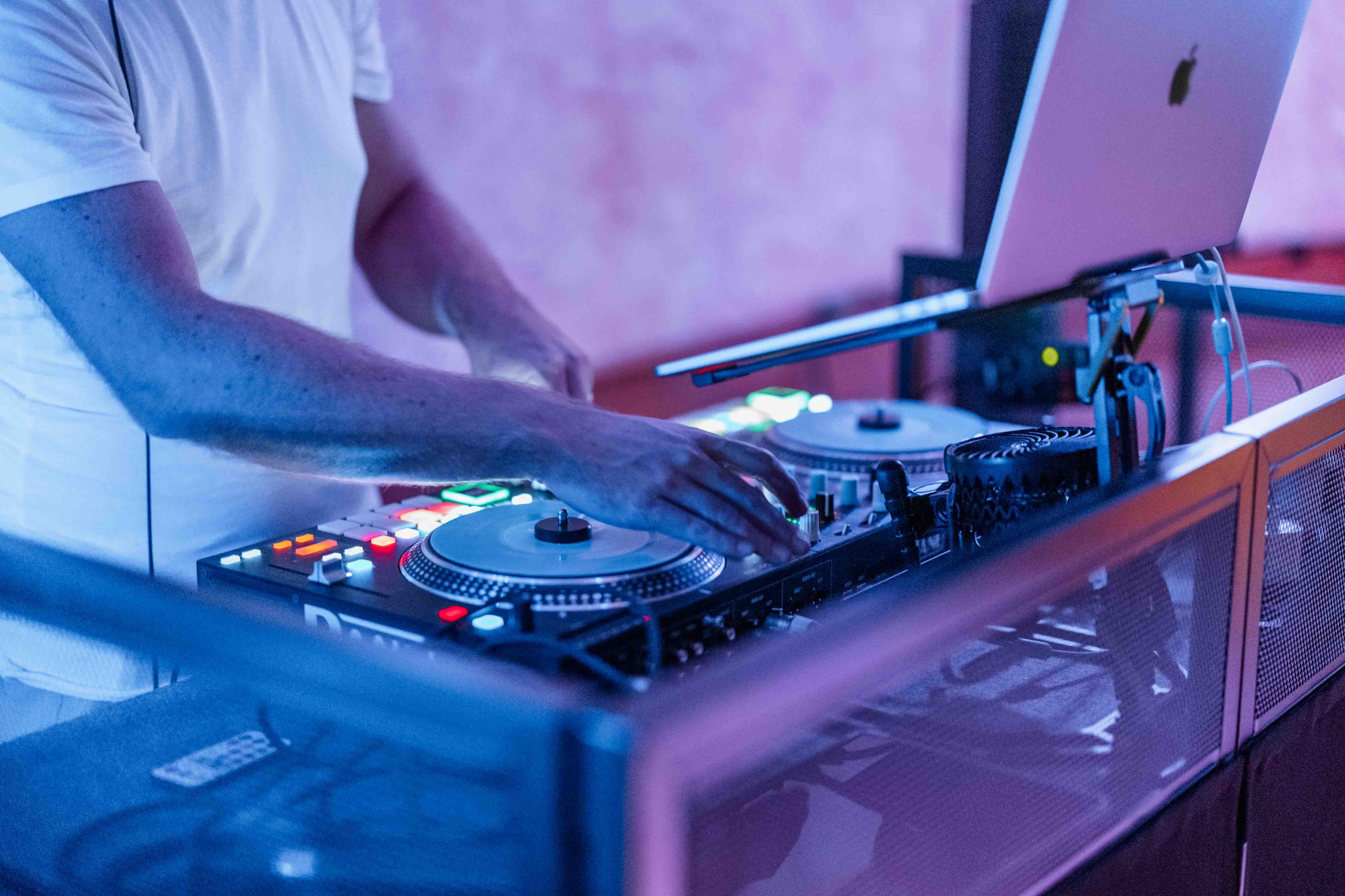 Fotografie des DJs und dessen Equipment bei der Hochzeitsfeier