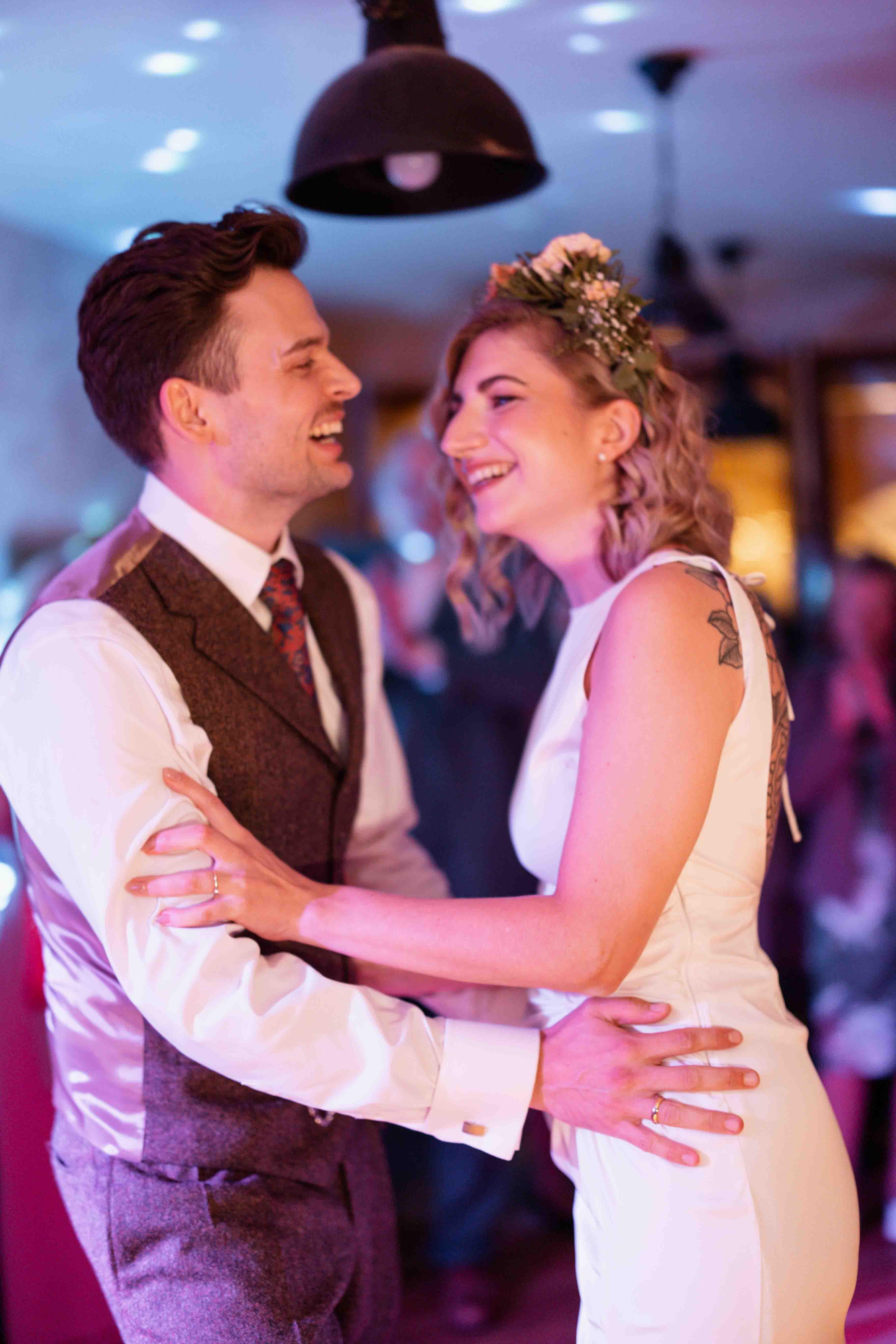 Hochzeitsfoto des Brautpaars beim Tanzen während der Hochzeitsfeier