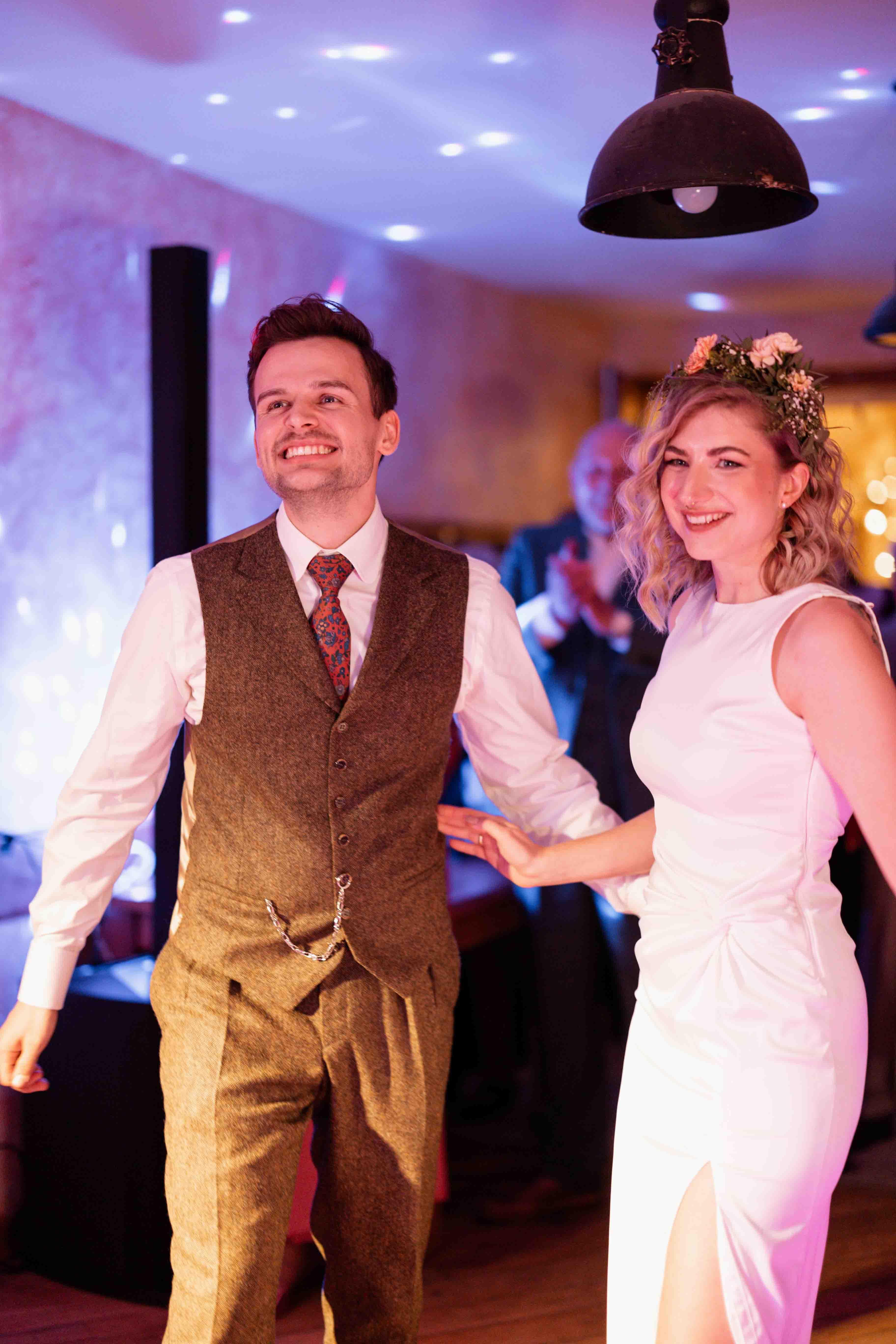 Hochzeitsfoto des Brautpaars beim Tanzen während der Hochzeitsfeier