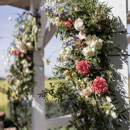 Fotografie der Dekoration - Torbogen mit Blumen geschmückt