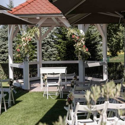 Fotografie der Lokation - Stühle der Gäste sowie das Gazebo für die freie Trauung