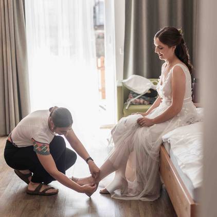 Hochzeitsfoto der Braut beim Getting-Ready und Ankleiden der Schuhe