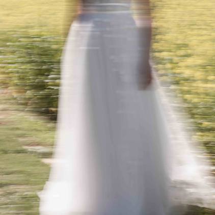 Hochzeitsfoto stilistische Aufnahme des Kleides der Braut auf einem Weg