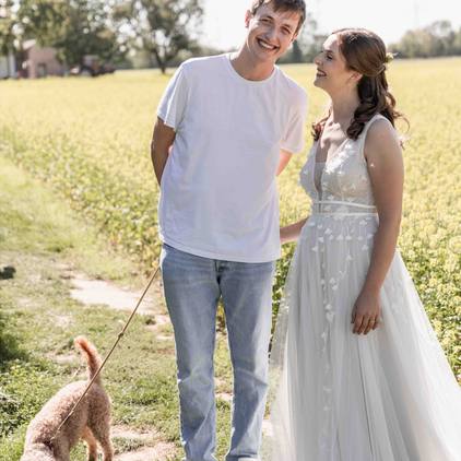 Hochzeitsfoto der Braut mit einem Gast in der Natur