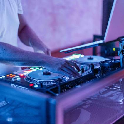Fotografie des DJs und dessen Equipment bei der Hochzeitsfeier